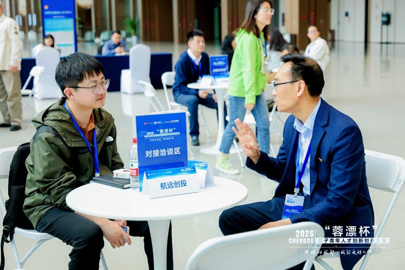 现场为创业者介绍成都创业政策。主办方供图