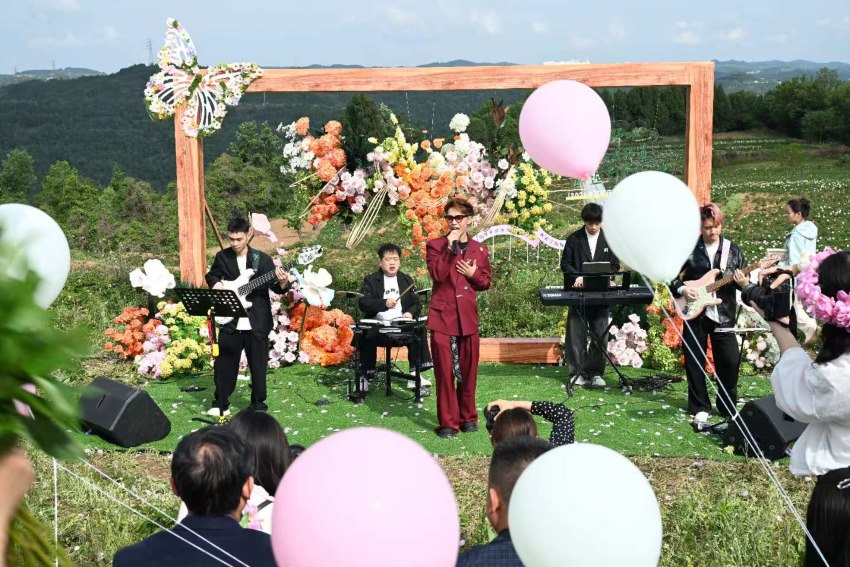花海听歌新玩法。中江县委宣传部供图