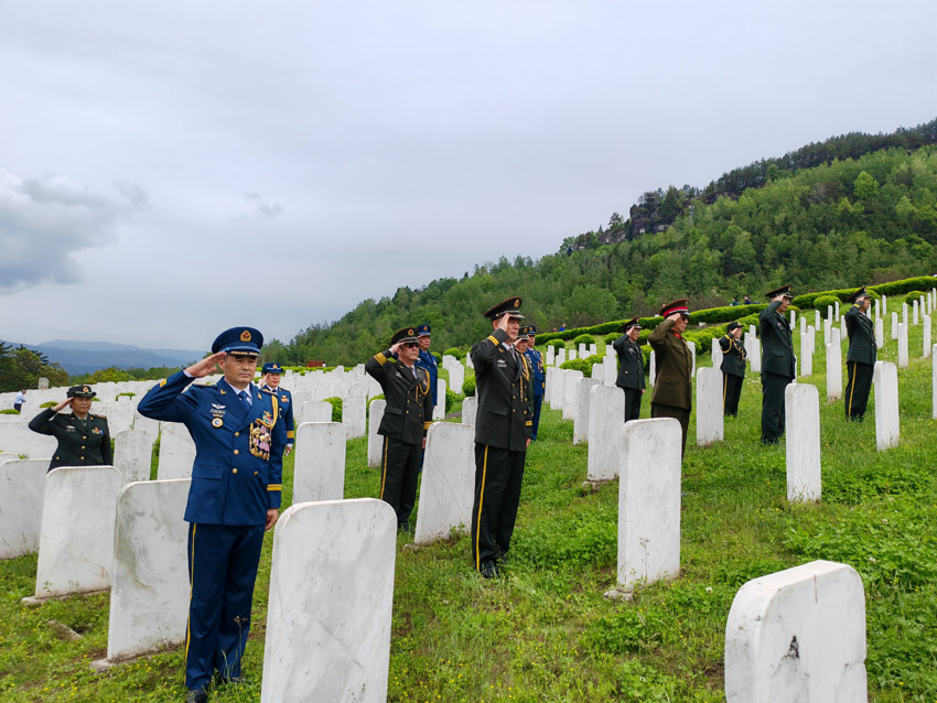 向烈士致敬。易开红摄
