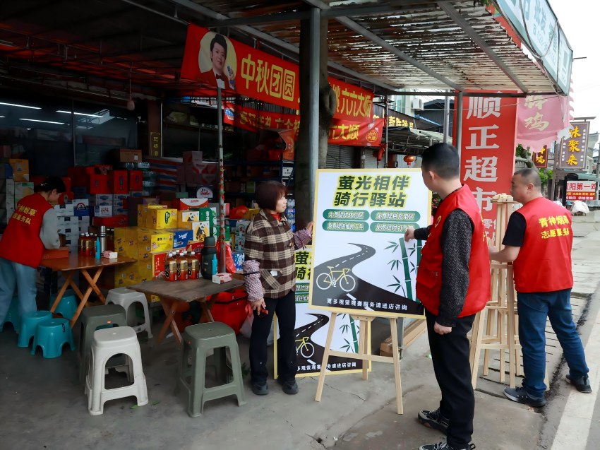 烟草志愿者协助赛事沿线零售户设置骑行驿站。胡静璇供图