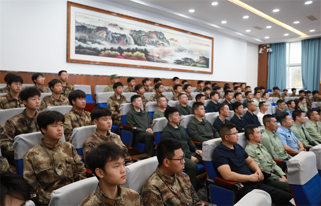 转业士官和学生们认真聆听。自贡市退役军人事务局供图