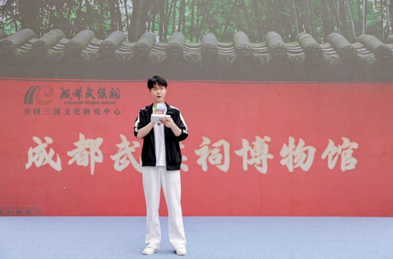 成都武侯祠博物馆推介官推介“五一”期间博物馆活动。成都市文广旅局供图