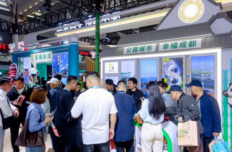 西安市民在2026西安旅游博览会上成都展厅了解文旅信息。成都市文广旅局供图