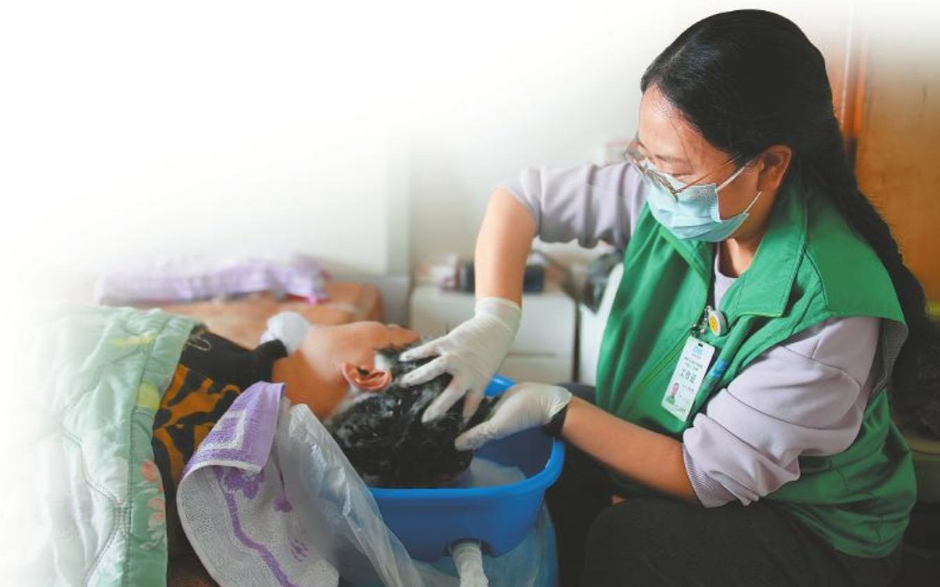 一位长护险护理员的9000多次“敲门”