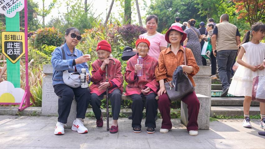 百岁老人与家人一同登山。邓凌翰摄