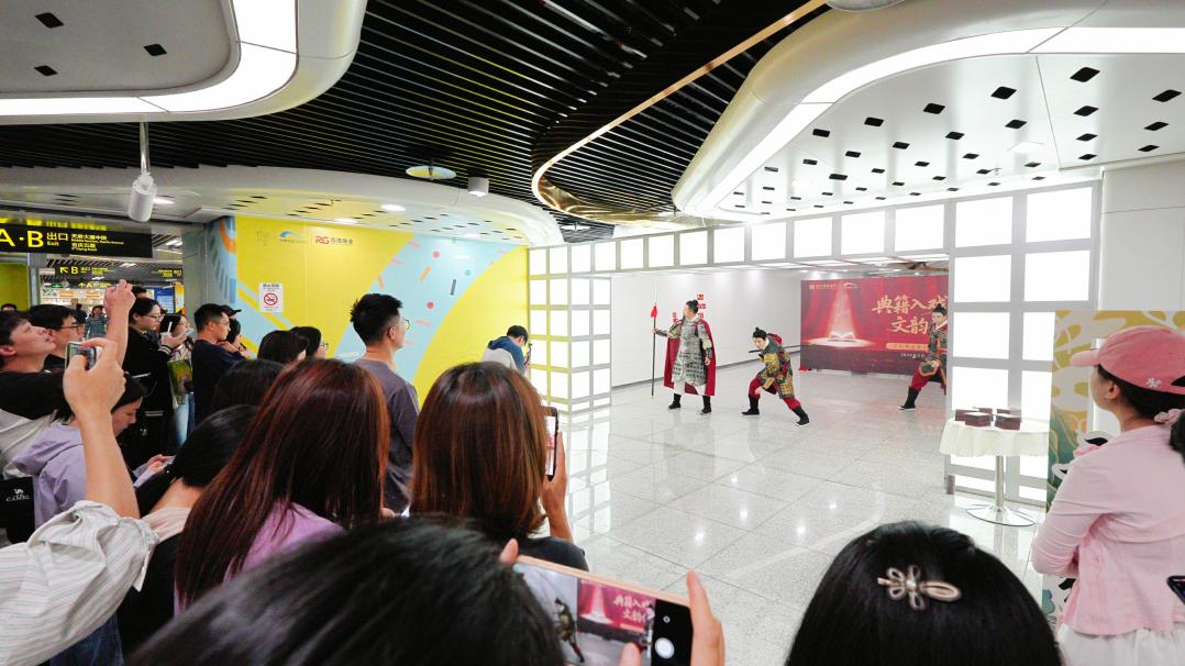 世纪城站《三国》戏剧快闪演出场景。成都轨道集团供图