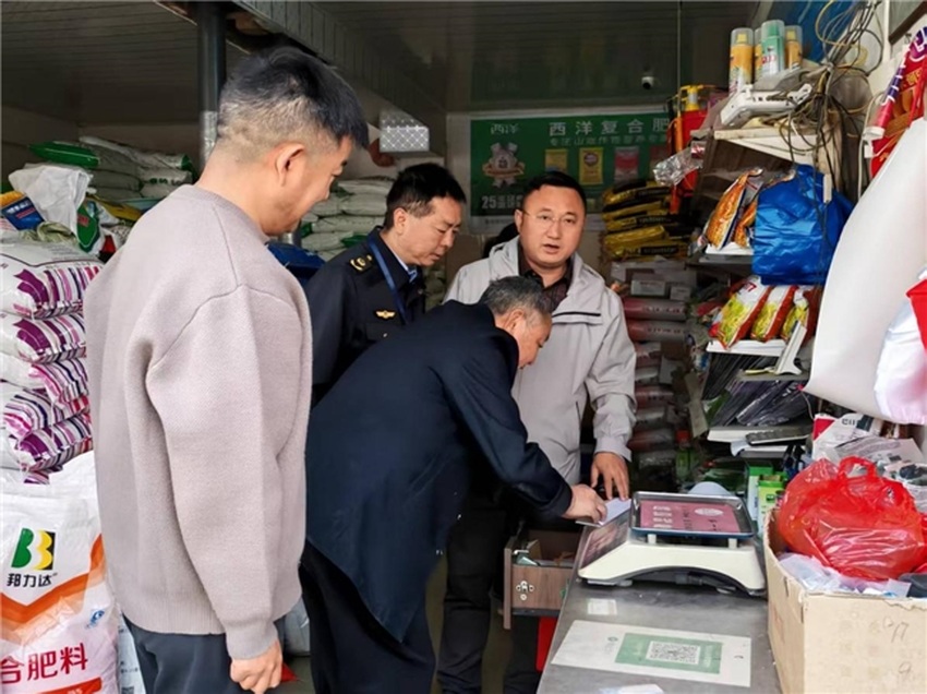 相关部门开展农资检查。贾海凡供图
