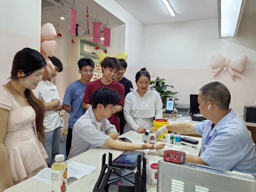 职工们纷纷献血。海底捞集团供图
