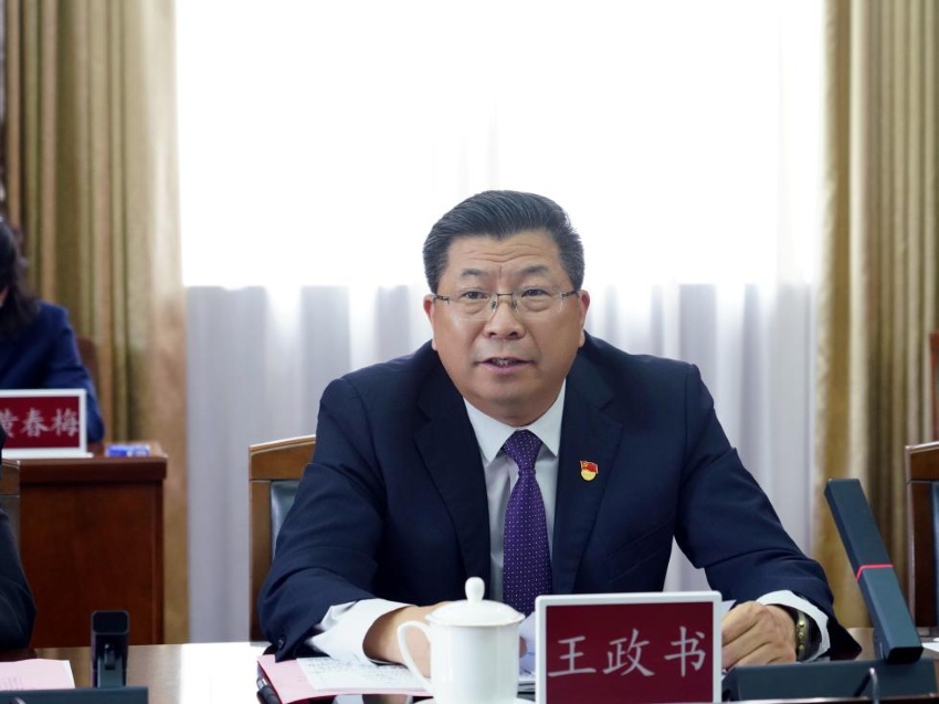 成都银杏酒店管理学院党委书记王政书讲话。成都银杏酒店管理学院供图