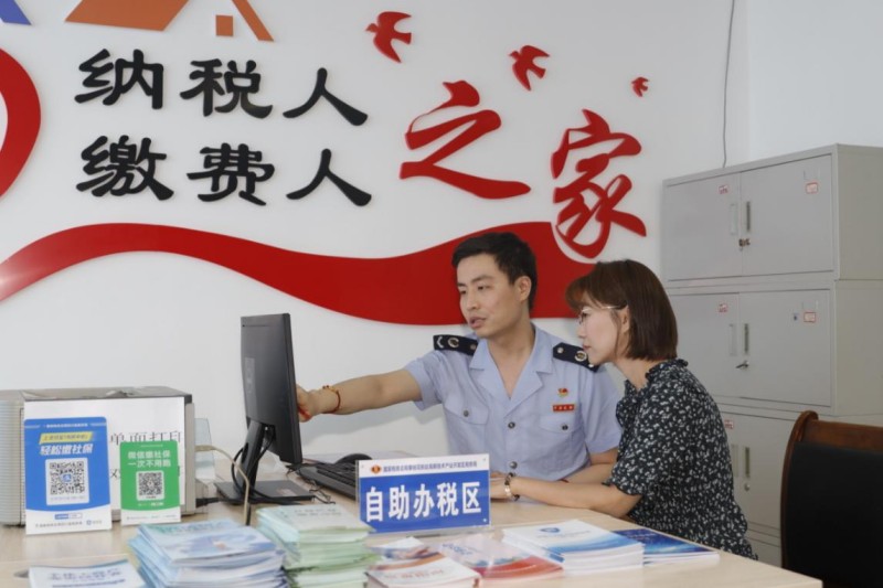 税务干部在自助办税区辅导纳税人办理业务。攀枝花市税务局供图