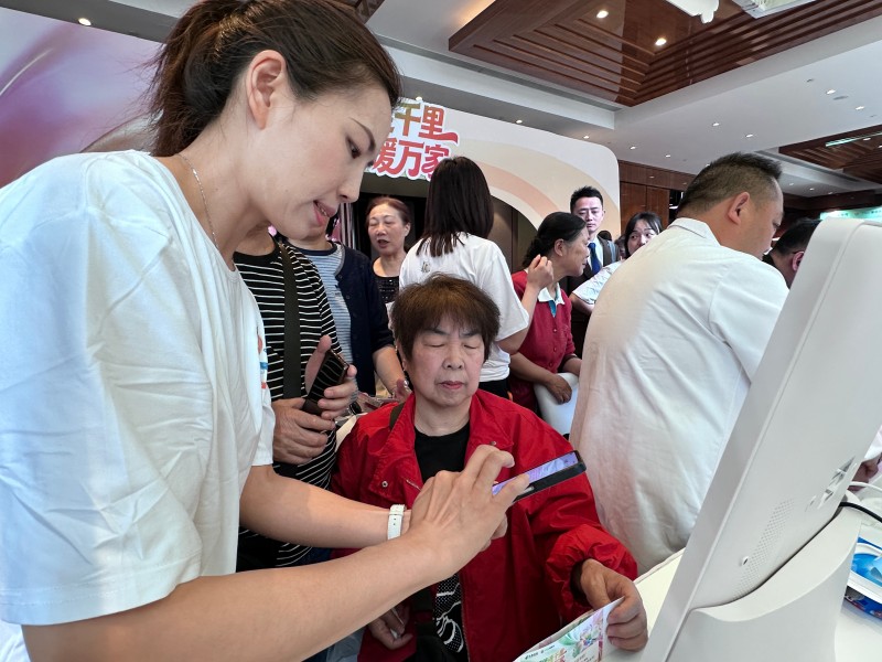 客戶了解中郵人保推出的新產品。中郵保險四川分公司供圖