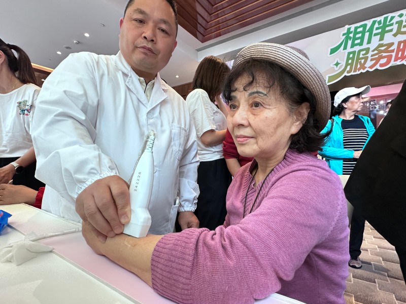 醫務人員現場為客戶檢測身體。中郵保險四川分公司供圖