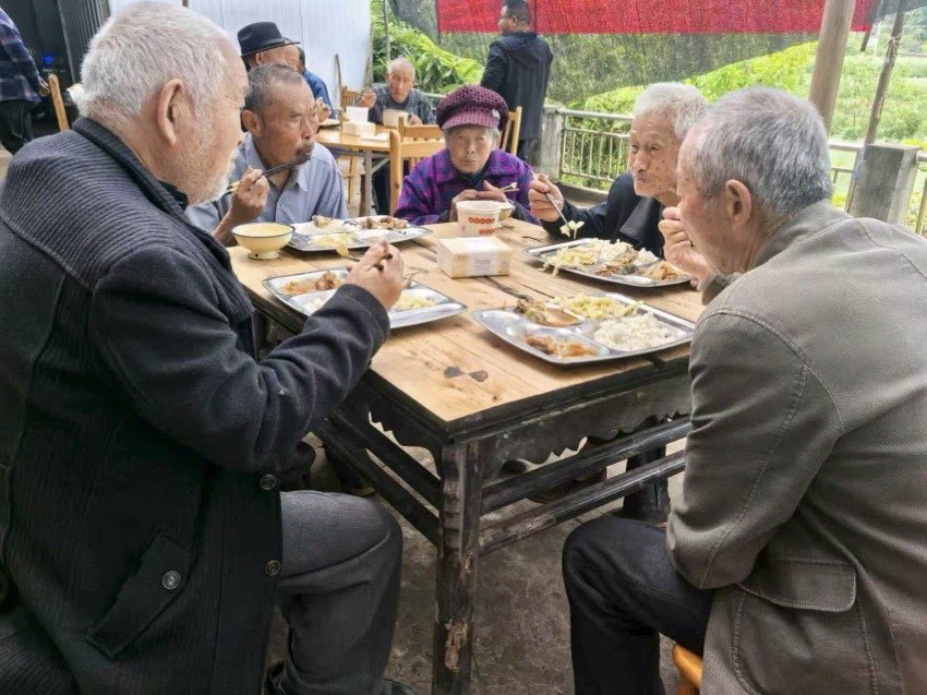 老人们在互助食堂吃饭。潘政吉摄