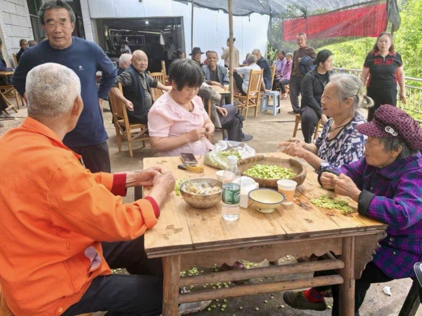 老人们帮着食堂择菜。潘政吉摄