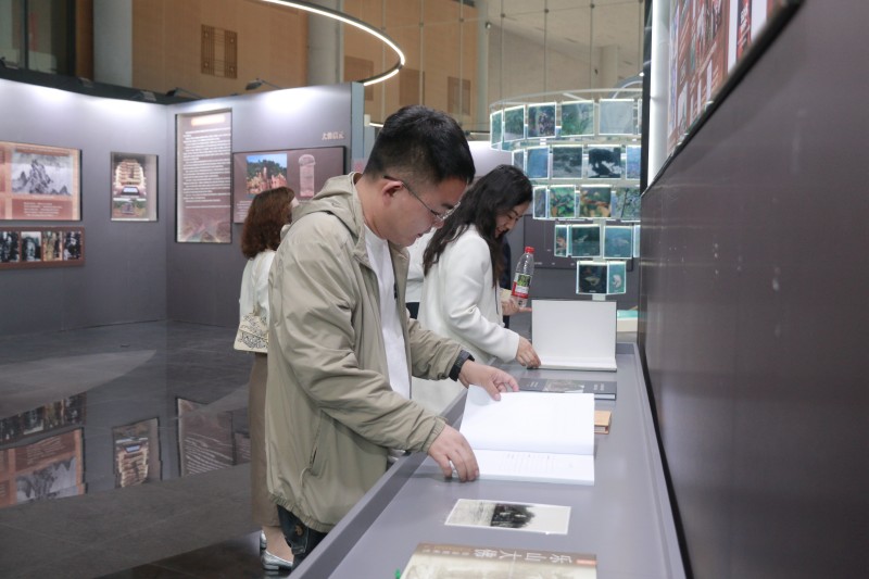 展出现场。乐山市融媒体中心供图