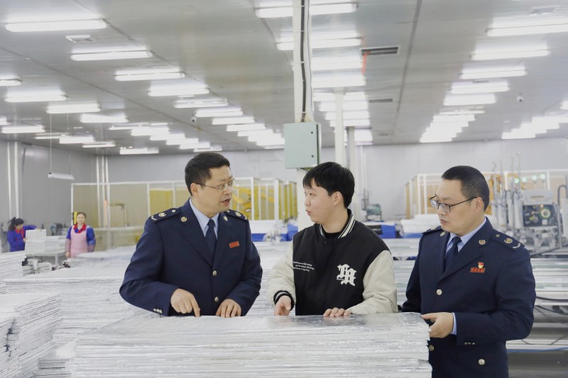 “驻企专属服务专员”到车间了解企业需求，宣传税费政策。达州市税务局供图