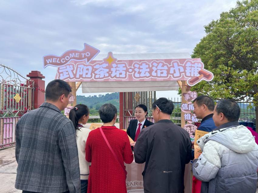 江口法庭的干警们在村委会门口搭起“武阳茶话法治小铺”。邓庆玲摄