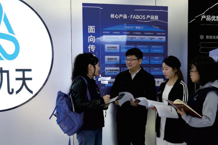 走訪產業企業征集意見。雙流區人大常委會供圖