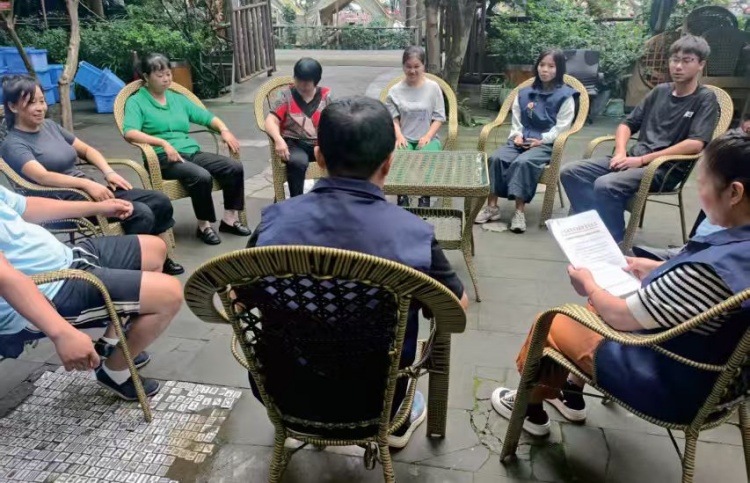 一杯蓋碗茶，匯聚百戶千家民聲。雙流區人大常委會供圖