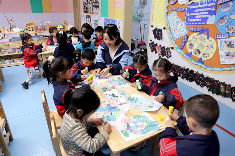 4月22日，在广安市广安区岩头幼儿园，老师指导孩子们创作绘画“我眼中的地球”。