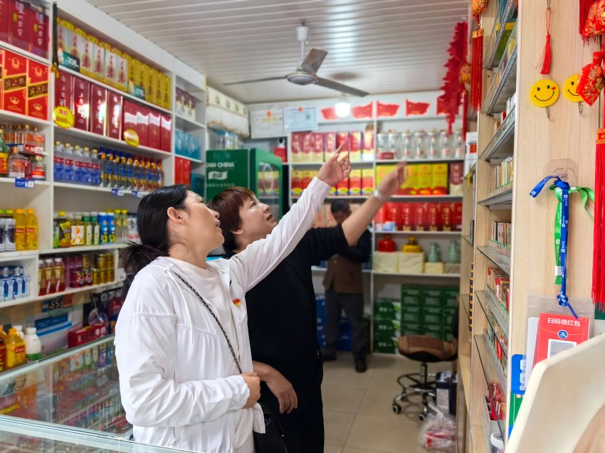 客户经理指导零售客户开展节庆主题陈列。乐至县烟草专卖局供图