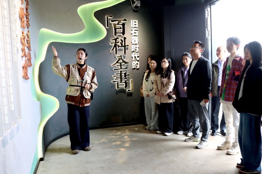 參觀濛溪河遺址。資陽市煙草專賣局供圖