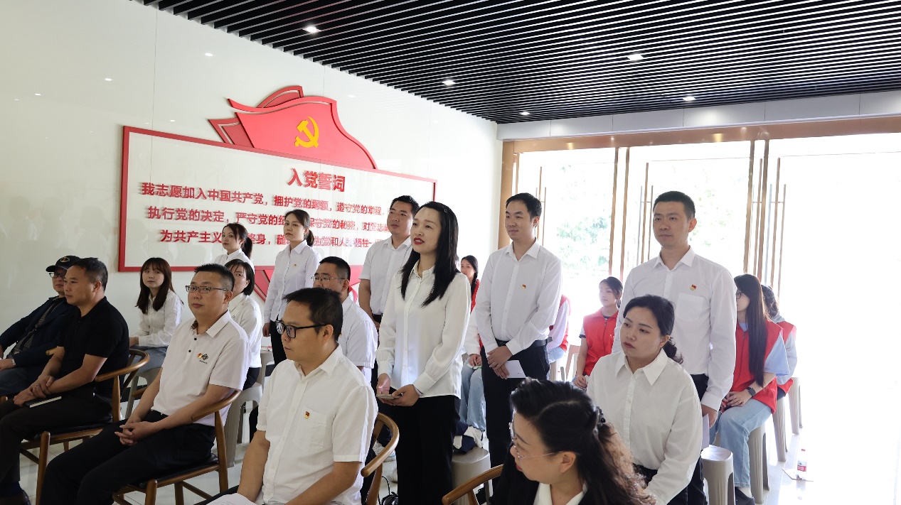党员代表朗诵经典诗篇。自贡市退役军人事务局供图