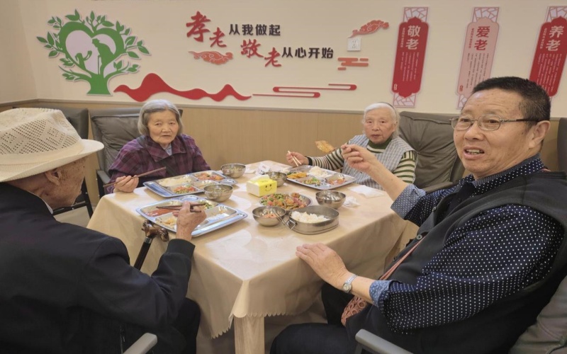 老人们围坐一起吃饭聊天。四川赋能兴川教育科技研究院供图