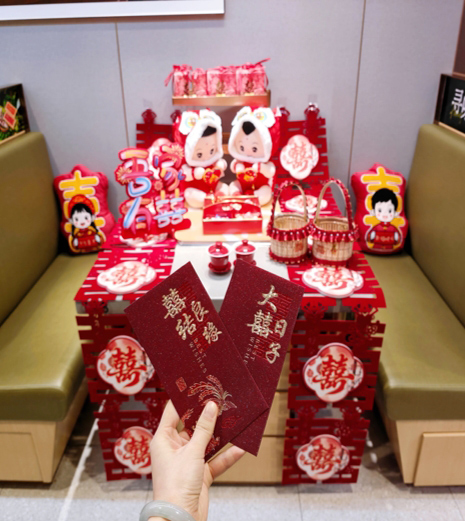 海底捞西安某门店为顾客准备的婚庆惊喜。海底捞集团供图
