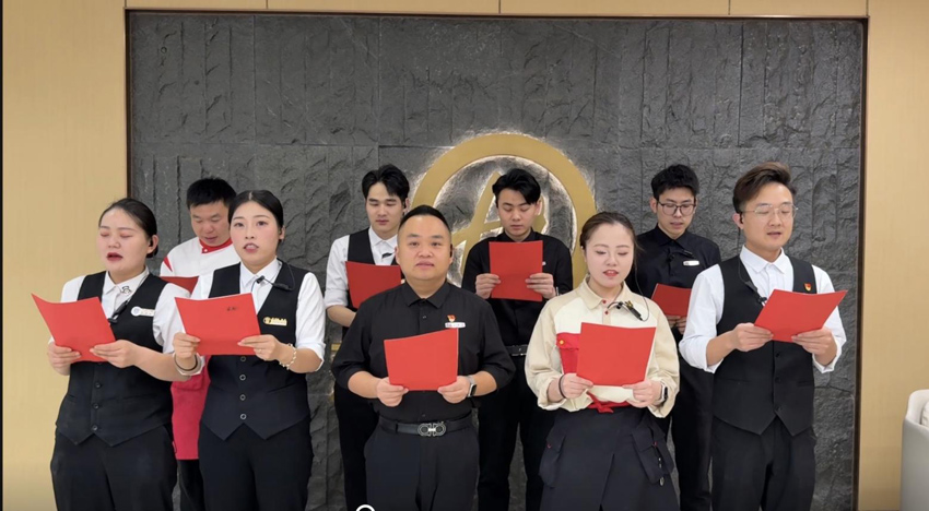 海底捞合肥某门店组织员工在工作间隙练唱红歌。海底捞集团供图