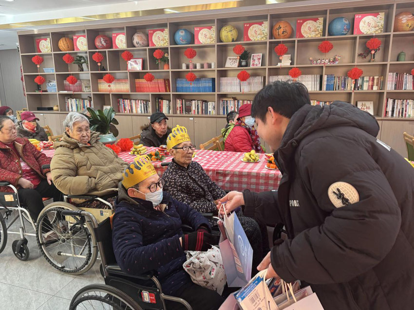 海底捞门店组织党员和员工走进敬老院开展公益活动。海底捞集团供图