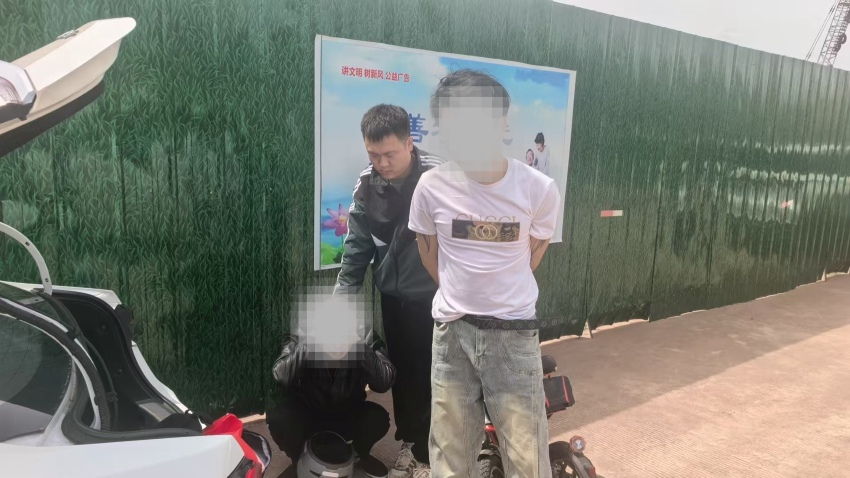 民警当街抓获两名嫌疑人。乐至县公安局供图