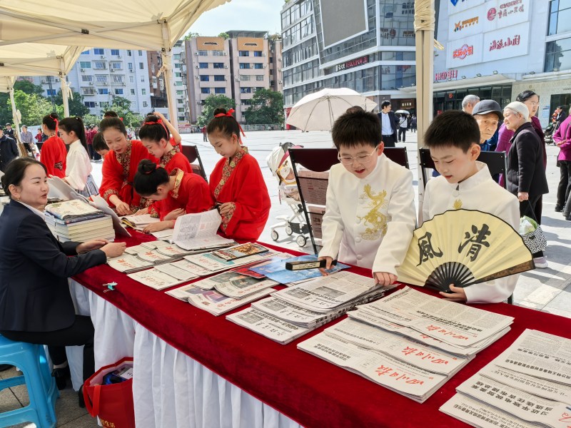 孩子们在现场浏览报刊。宣汉县委宣传部供图