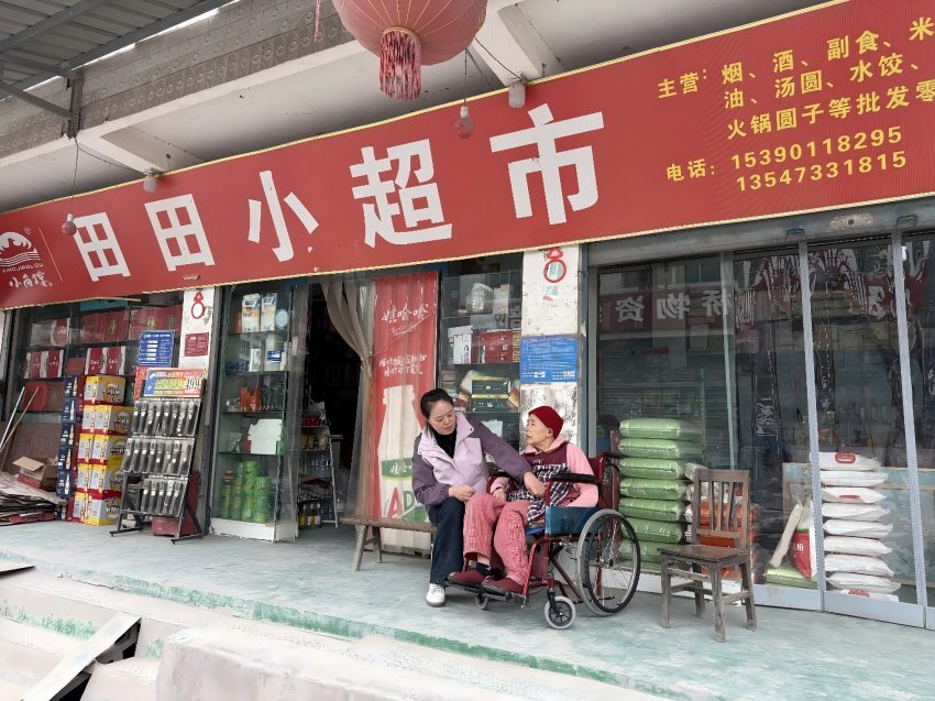 冉映琼正在照顾老人。通江县烟草专卖局供图