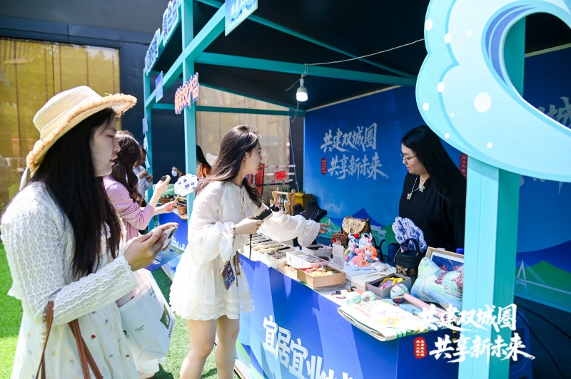 市民了解大渡口文创产品。主办方供图