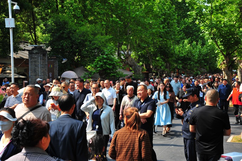 市民游客逛广元三线记忆街区。李霞供图