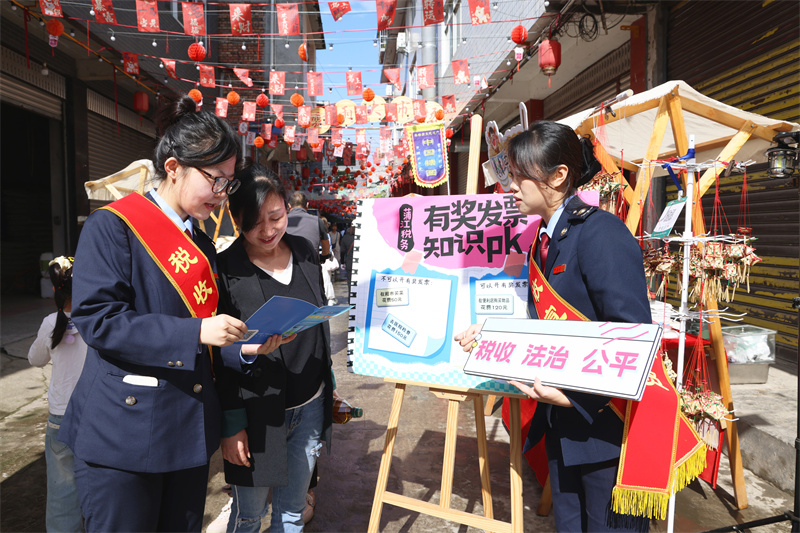 成都蒲江县税务局干部走进“村糖会”开展宣传辅导。成都市税务局供图