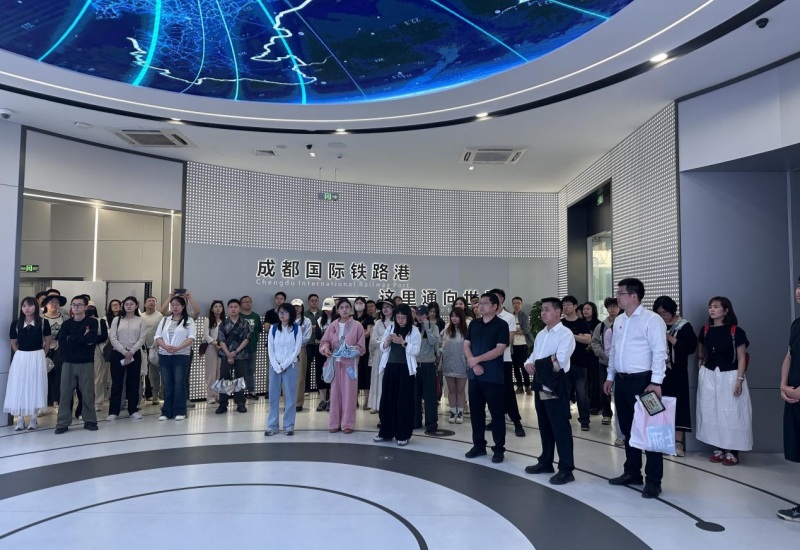 学员们参观通威太阳能光伏科技馆。四川赋能兴川教育科技研究院供图