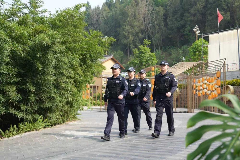 东北派出所的民辅警在“挂面村”巡查。东北派出所供图
