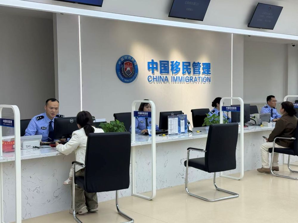 市民在中江县出入境管理大厅办理业务。崔熙滟摄