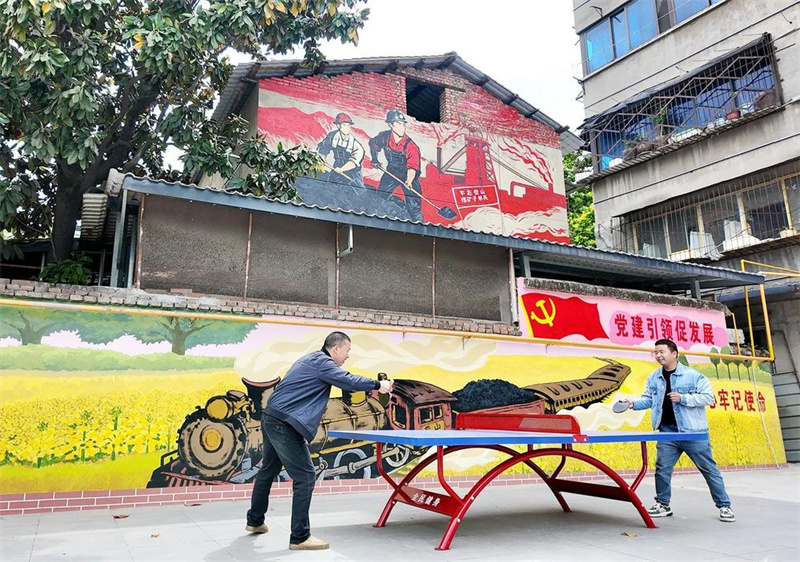 居民在新建的休闲活动广场上运动。广元市融媒体中心供图