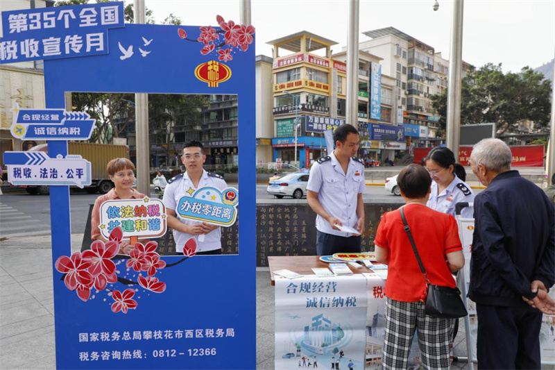 市民到广场宣传点咨询打卡。攀枝花市税务局供图