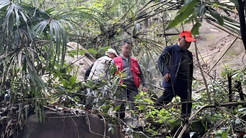 工作人员排查地质灾害隐患点。通川区融媒体中心供图
