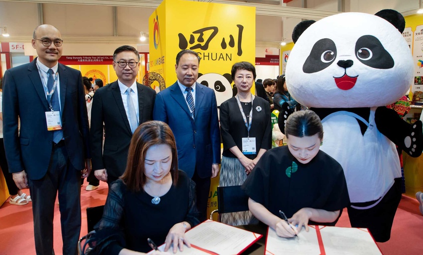 “安逸熊猫”组团四川文旅亮相香港国际授权展(图3)