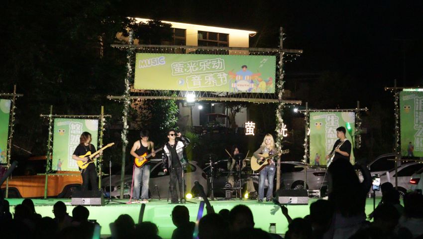 青年乐队携流行音乐、民谣曲目登场演出。魏冬梅摄