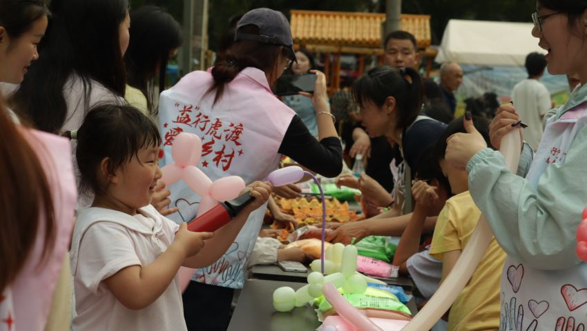 志愿者带领孩子们制作手工艺品。魏冬梅摄
