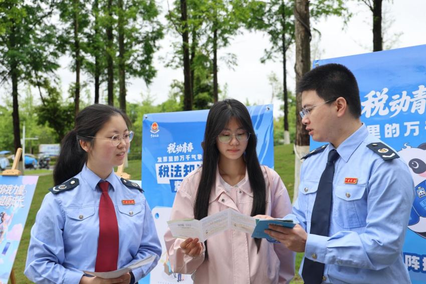 税务干部结合最新政策规定与实操办理流程为每一位咨询者答疑解惑。主办方供图