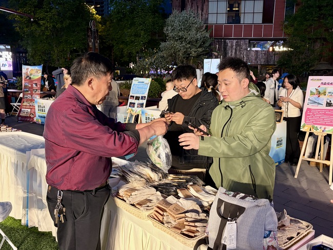 市民在展位了解购买特色产品。吕雅馨供图
