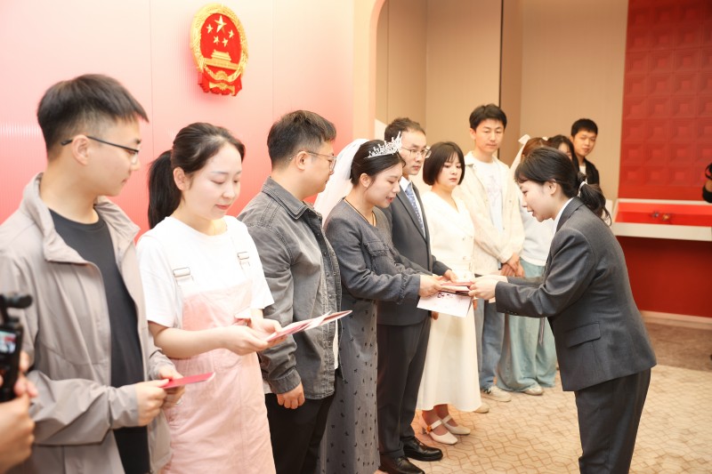 工作人员为新人们逐一颁发结婚证。翠屏区融媒体中心供图