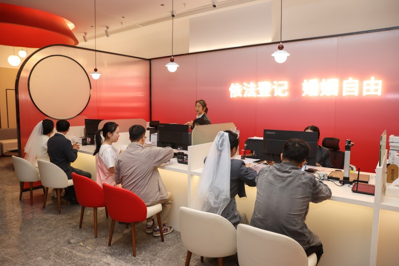 婚姻登记处结婚的新人们。翠屏区融媒体中心供图